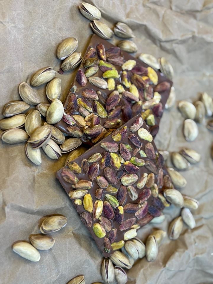 Ev Yapımı Antep Fıstıklı Çikolata (120 gr)